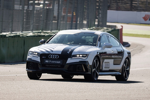 Audi RS 7 自動運転コンセプト、無人でレーストラックを走行