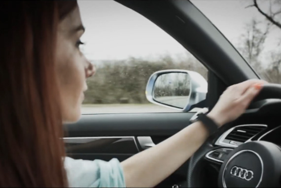 Audi RS4 AVANTを運転する女性たちの映像