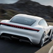 ポルシェ　初の100％電気自動車のプロジェクトを推進することを決定