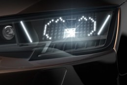 Audi マトリクス顔文字LEDヘッドライトを発表